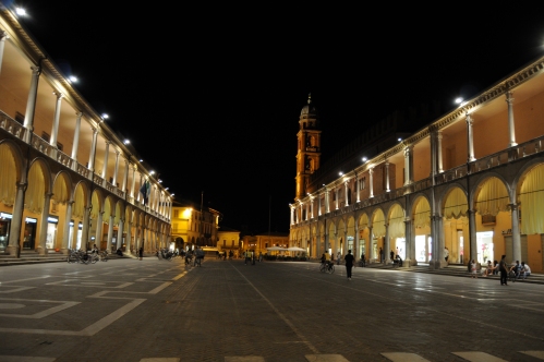 Faenza_Photo_Daniele_Bernabei_-_Piazza_del_Popolo_by_night_prioritaire